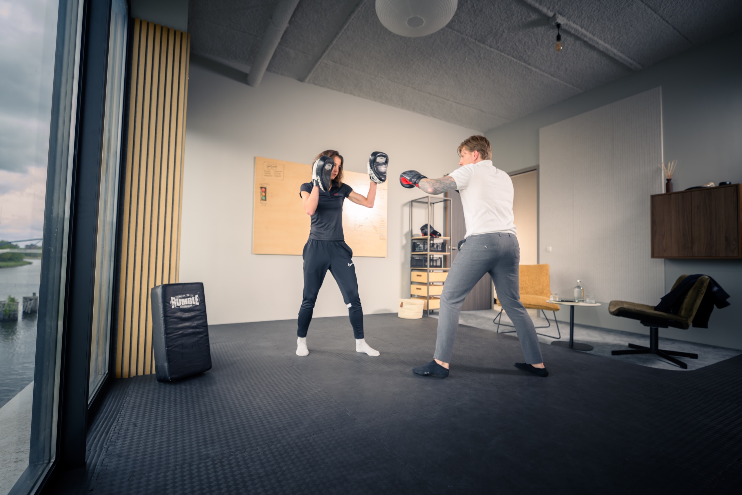 Coach en deelnemer boksen in een ruime lichte studio