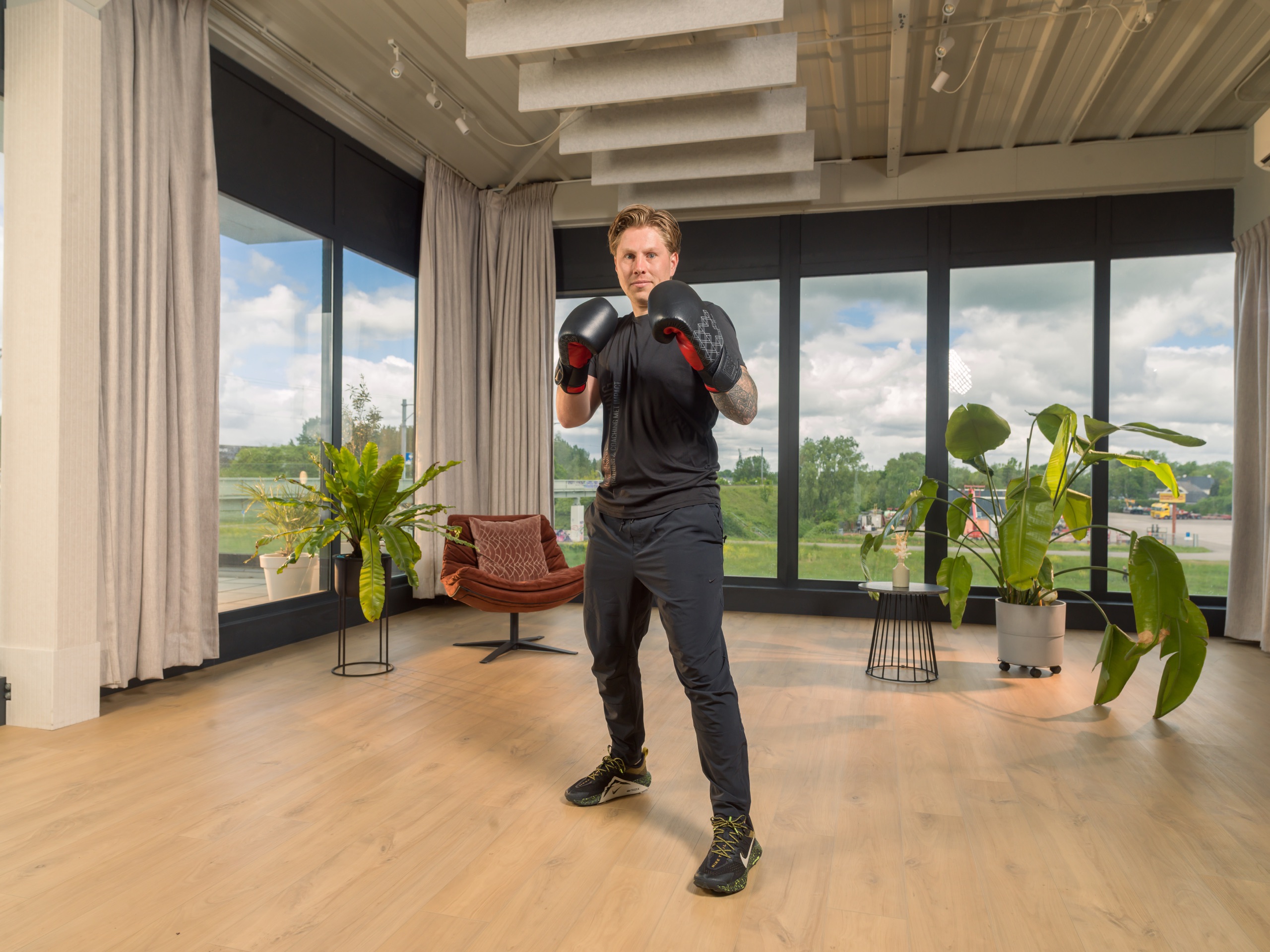 Deelnemer staat stevig in een lichte trainingsstudio
