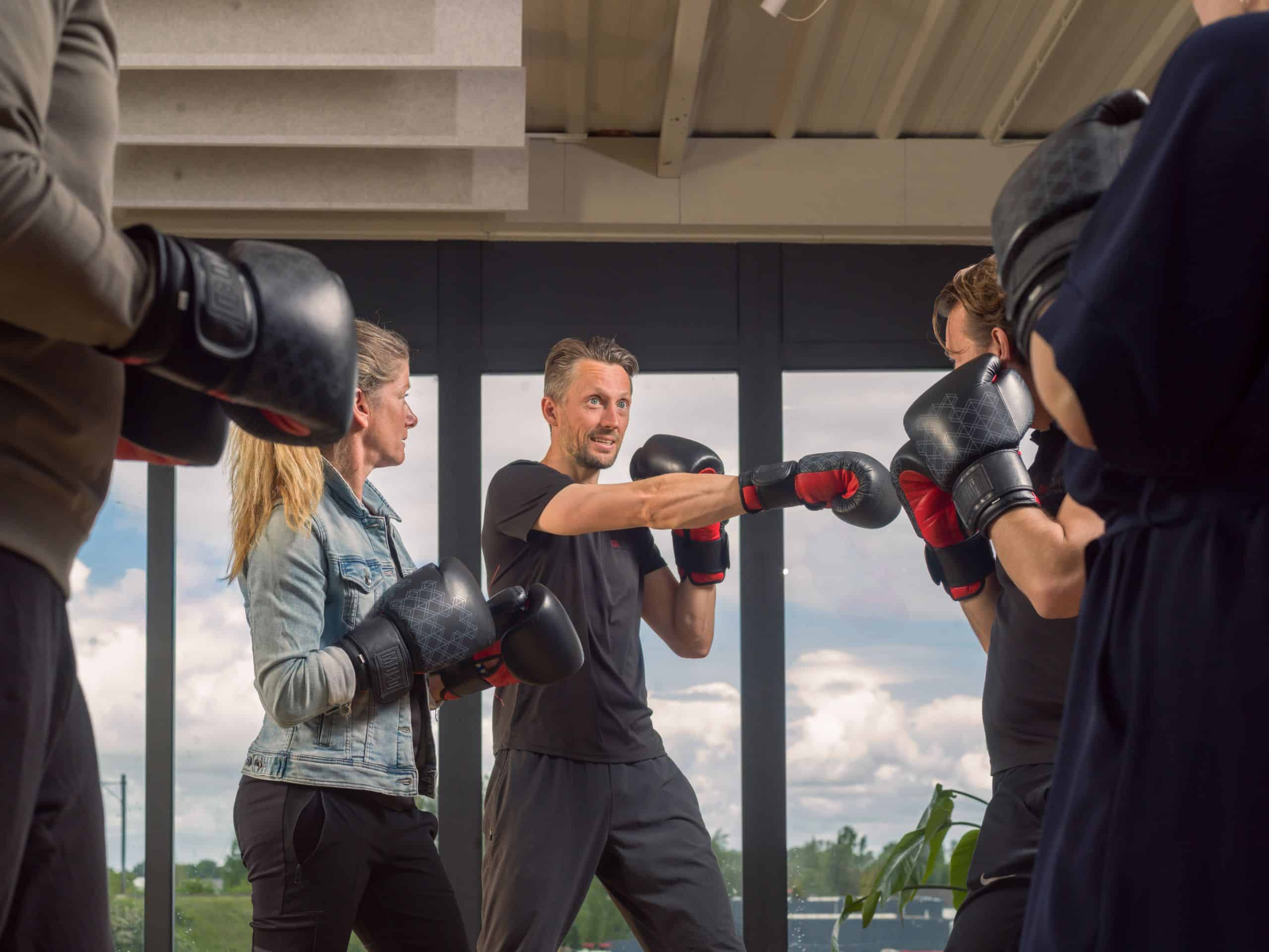 Deelnemers stoten op stootkussens in een trainingsstudio