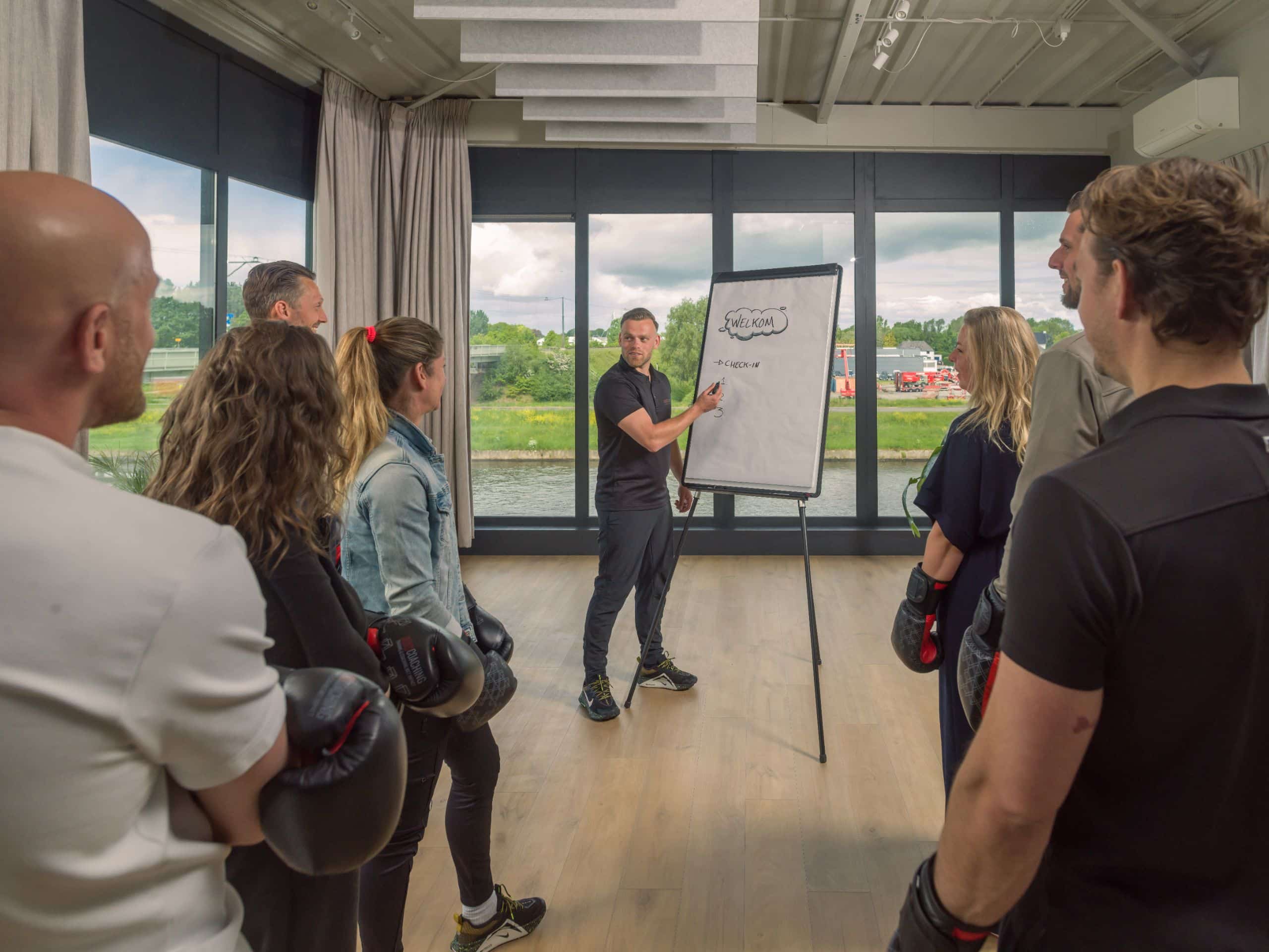 Managementteam bij een flipover in een trainingsruimte